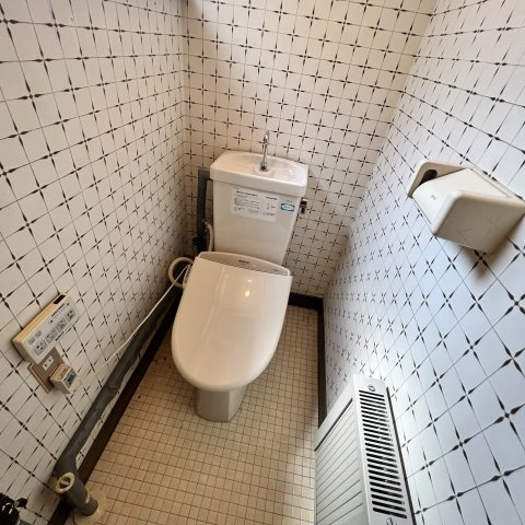 絵鞆町2丁目24-28戸建のトイレ