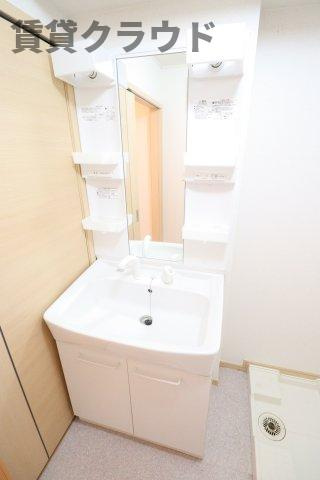 メゾン　デ　ラ　コリーヌの洗面所|朝の身支度に欠かせない独立洗面台♪