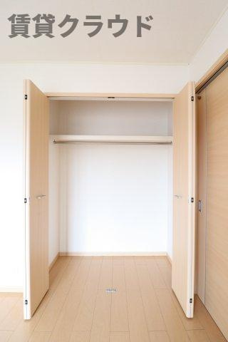 メゾン　デ　ラ　コリーヌの収納|お洋服がかけられるハンガーラック付きです♪