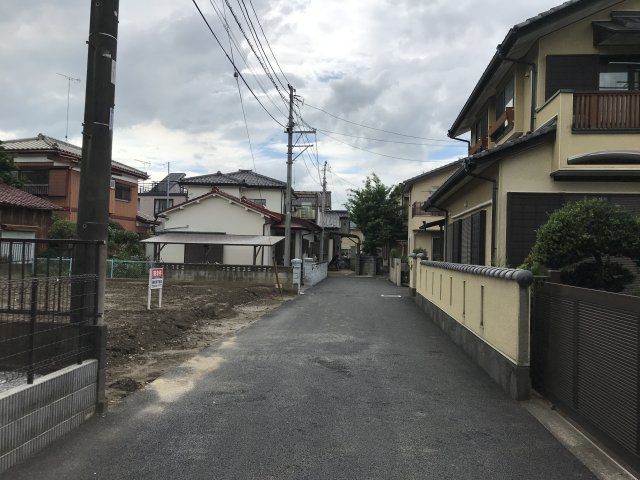 鴻巣市大間１丁目の売地の前面道路含む現地写真