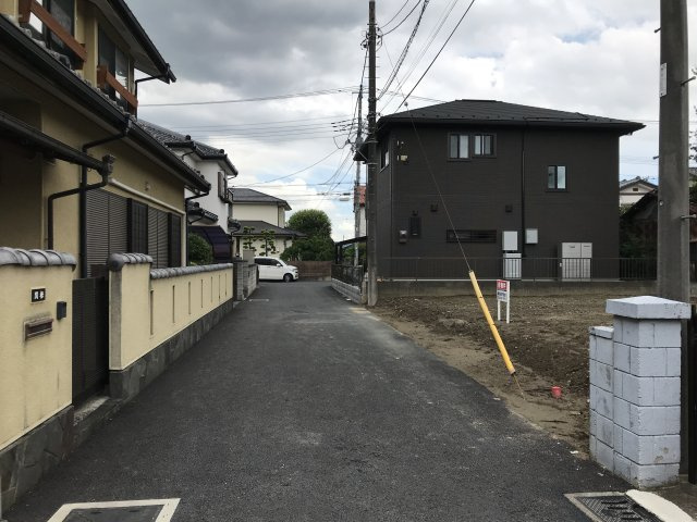 鴻巣市大間１丁目の売地の前面道路含む現地写真