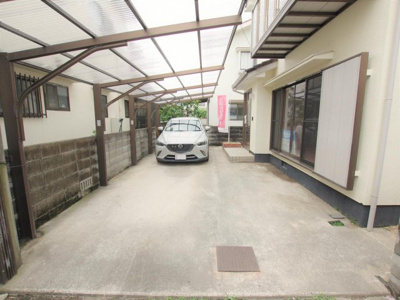 【駐車場】 | ◇フルリフォーム、リノベーション済◇中区乙多見◇中古戸建◇ | 駐車場は奥行きが9ｍのため縦列で普通車1台と軽自動車1台の駐車が可能です。2台分のカーポートの波板は張替えを行います。