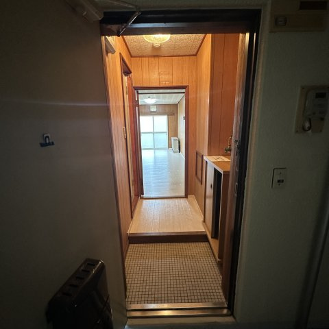 コーポあなやまの玄関