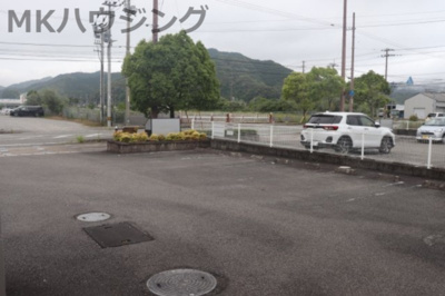【駐車場】 | カーサ・セレーノI | 車をお持ちの方に嬉しい駐車場付きの物件です
