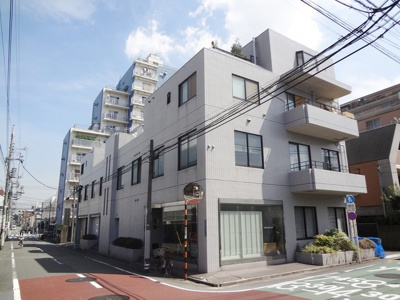 ★外観タイル貼り／角地に立地の４階建てマンション★