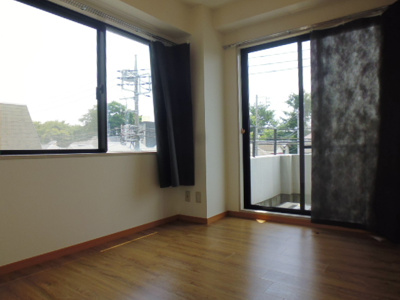 バルコニーに面した2面採光の部屋です。