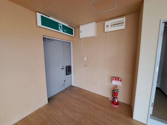 稲元ビルの玄関