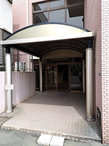 稲元ビルのエントランス