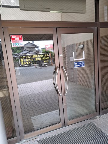 稲元ビルの玄関