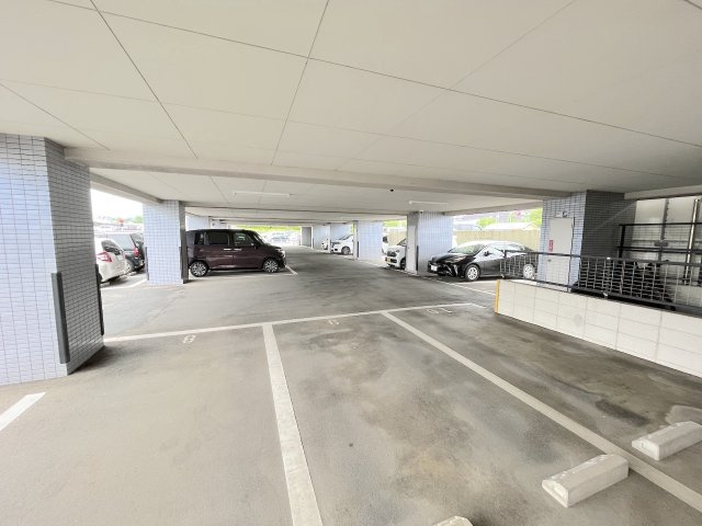 ハウスユマニテ赤間駅前の駐車場