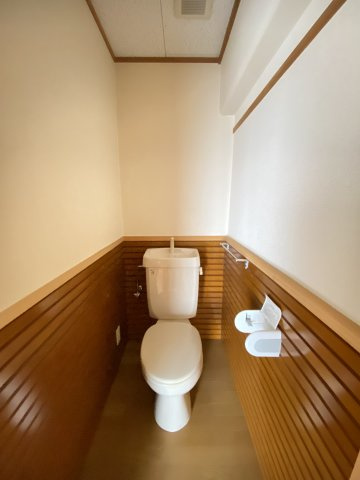 ハイツ藤江のトイレ|木目のトイレです。