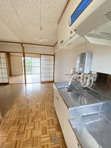 ハイツ藤江の居間・リビング|キッチン側から洋室側をみたところです。