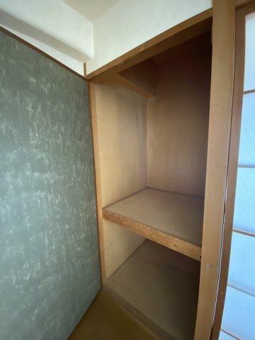 ハイツ藤江の収納|リビングダイニングにも半間の収納があります。