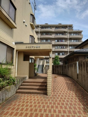 シャルマン島村のエントランス