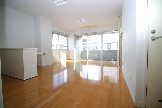 ア・ラコント 北棟の居間・リビング|こちらのリビングで趣味の時間をお楽しみください