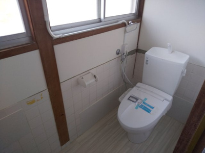 【トイレ】 | 則貞4丁目貸家 | ゆったりとした空間のトイレです