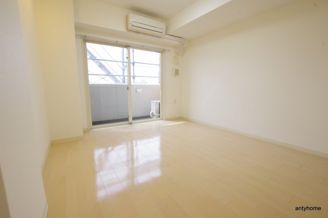 セレニテ新大阪弐番館　仲介手数料無料の居間・リビング