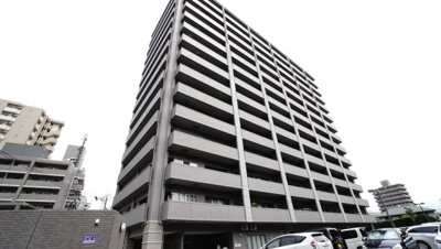 【外観】 | 【上質リフォーム】フローレンス牛田新町グランドアーク | 【耐震性】
空に伸びゆくマリオンをアクセントに、洗練を纏うシンボリックな佇まいが印象的。
耐震性の高さを判断するポイントは、
建築確認申請日が1981年6月1日以降の新耐震基準に適合しているかどうか。