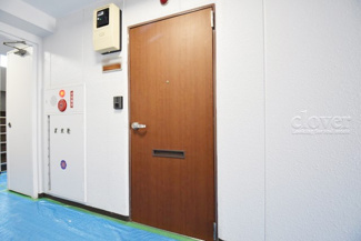 【その他共用部分】 | 皆様をお迎えする、お部屋の玄関ドア。開けやすさや開放角度、ドアノブの操作しやすさや鍵の形状などを、現地で一度ご確認ください。～即日のご見学可能～　お問合せはお気軽にどうぞ。