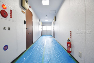 【その他共用部分】 | 当該フロアの共用廊下です。ここもきれいに清掃されています。周囲のお部屋の様子も、ぜひ伺ってみてください。～即日のご見学可能～　お問合せはお気軽にどうぞ。