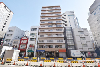 【外観】 | 青空によく映える建物です。手入れの行き届いた外壁やマンション正面エントランスなど、綺麗な姿をぜひ一度、現地にてご覧ください。～即日のご見学可能～　お問合せはお気軽にどうぞ。