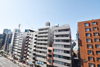 【展望】 | 眼前に広がる空の雄大さと、このお部屋の自慢の一つである「眺望」をご覧ください。毎日、この景色を独り占めできる新生活に夢が広がります。～即日のご見学可能～　お問合せはお気軽にどうぞ。