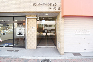 【エントランス】 | お客様を、そして住人を出迎えてくれるマンションのエントランス。ゴミが落ちていないことからも、管理状態の良さや住民の節度の高さが見て取れます。～即日のご見学可能～　お問合せはお気軽にどうぞ。
