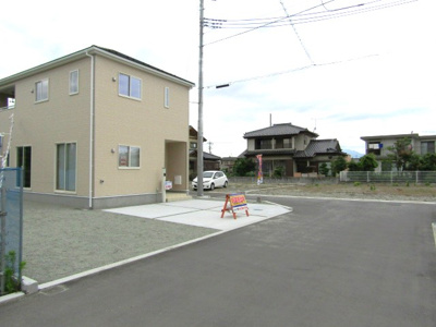 【前面道路含む現地写真】 | クレイドルガーデン　中央市東花輪第3　1号棟 | 前面道路含む現地写真です