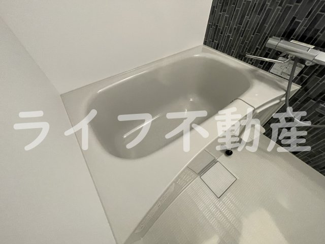 えんじゅハイツの浴室|男性でも湯船につかることのできるサイズです。