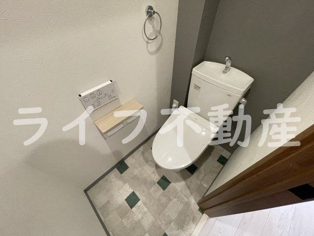 えんじゅハイツのトイレ|TOTOウォシュレット付きトイレです。
上部には吊戸棚もございます。