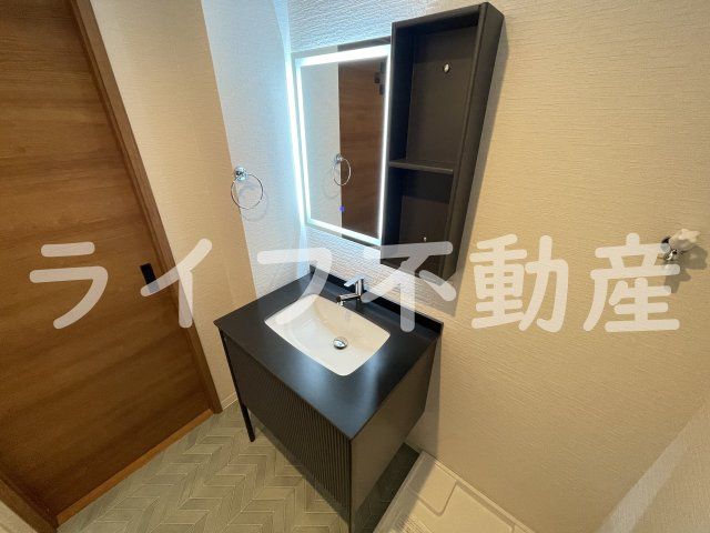 えんじゅハイツの独立洗面台|女優ミラーで日々のお化粧も楽しくなります。