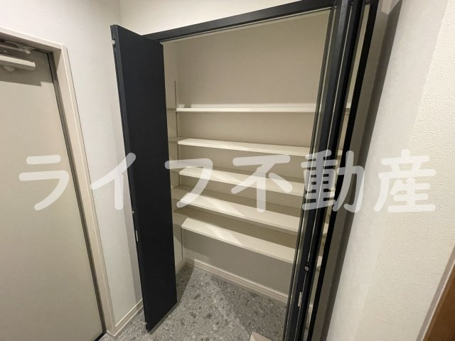 えんじゅハイツの収納|玄関横収納です。
靴だけでなくキャリーケースなども収納可能です。