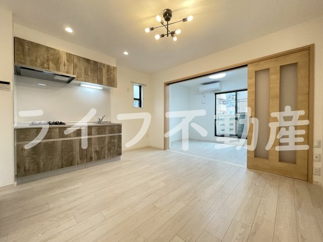 えんじゅハイツの居間・リビング|8.8帖の広々リビングです。
照明器具も設備です。