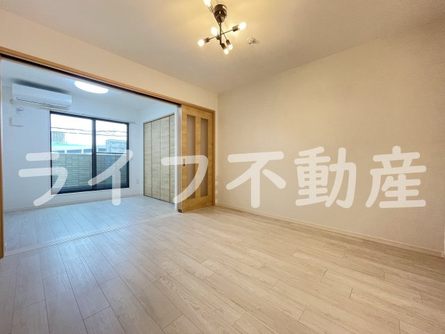 えんじゅハイツの内装|アクセントクロスが心地よい雰囲気のリビングです。