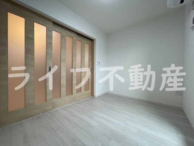 えんじゅハイツの寝室|クイーンサイズのベッドも置ける広さです。