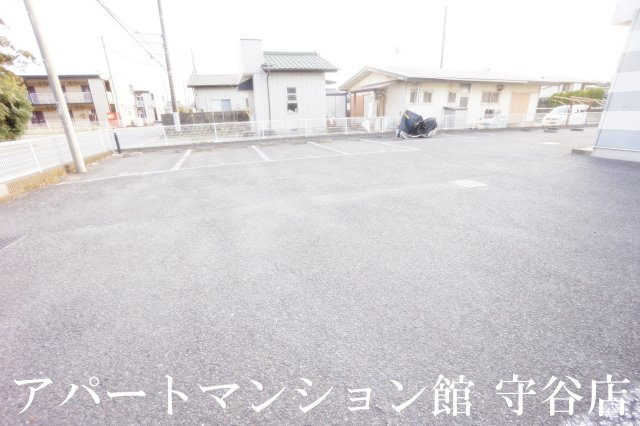 レオパレスカネエーズ柳橋の駐車場