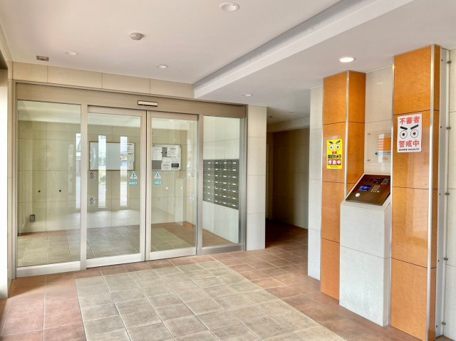 カルティア長久手WESTCOURTのエントランス