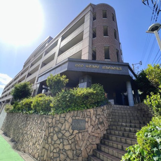 【外観】 | 小中学校共に徒歩圏内で、周辺は自然も豊かで穏やかな環境なので子育て中のファミリーにもおススメです！ 