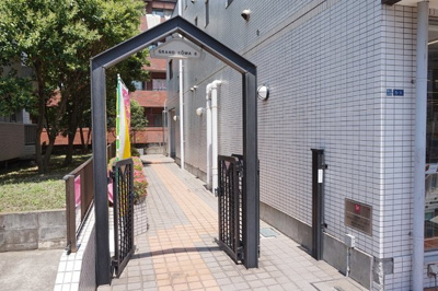 門を通ってエントランスへ