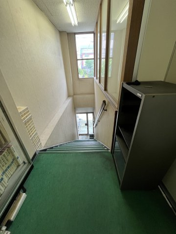 かわちやビル2Fのエントランス