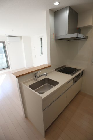 Prendre（プランドール）杉並宮前のキッチン|■開放感あふれる3口IHグリル付きキッチンで機能性も抜群■