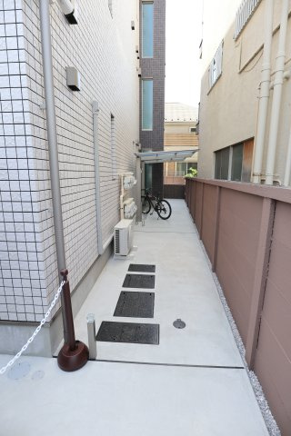 Prendre（プランドール）杉並宮前のその他共用部分|■照明センサー付き屋根付き駐輪場は夜間防犯面も安心（有料）■