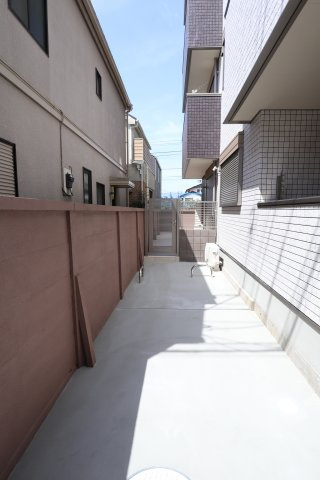Prendre（プランドール）杉並宮前のその他共用部分|■隣接する戸建とも十分なスペースを確保し衛生的な環境です■