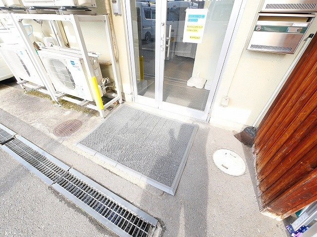 北之庄町2F事務所のエントランス|落ち着いたエントランスです