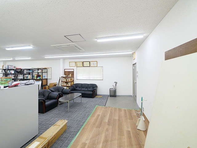 北之庄町2F事務所の内装|明るい色調の室内です