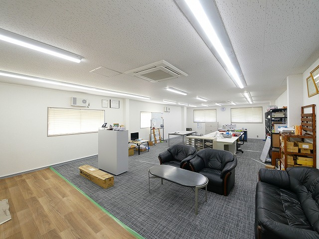 北之庄町2F事務所の内装|明るい色調の室内です