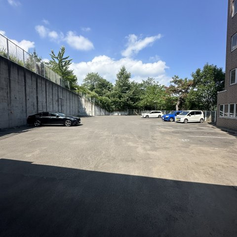 秀弐番館の駐車場