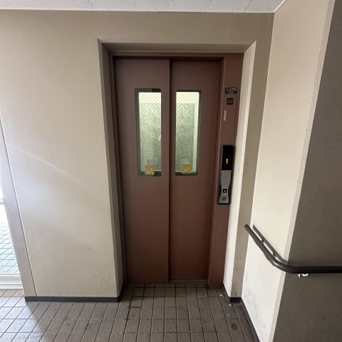 秀弐番館の玄関