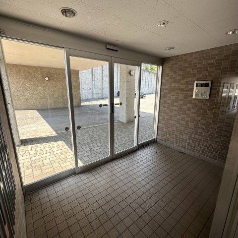 秀弐番館のエントランス