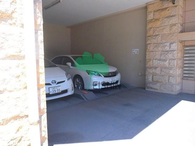 サヴォイバルビゾンの駐車場